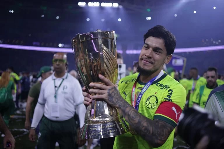 Gustavo Gómez com a taça do Paulistão 2024. Foto: Ettore Chiereguini/AGIF/Sipa USA/Alamy Live News