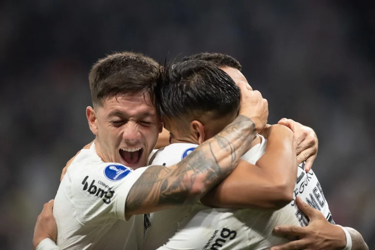 Jogadores do Corinthians comemoram gol na Sul-Americana 2024. Foto: Ronaldo Barreto/TheNEWS2/ZUMA Press Wire/Alamy Live News