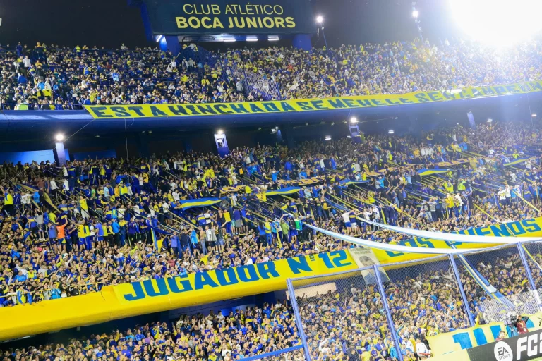 Torcida do Boca Juniors na Bombonera. Foto: Néstor J. Beremblum/Alamy Live News