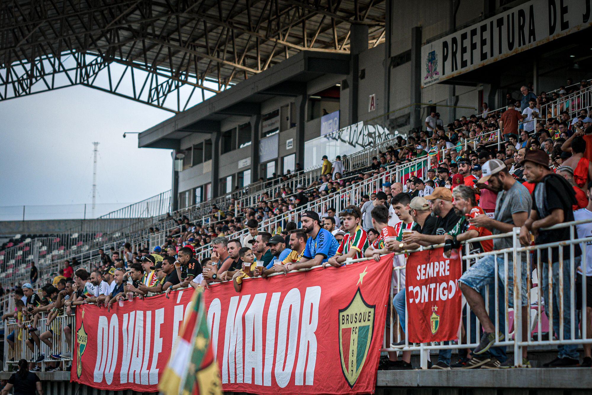 Torcida do Brusque na Arena Joinville
