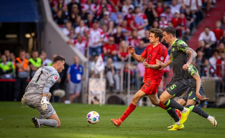 Wolfsburg e Bayern de Munique em 2023/24. Foto: Moritz Müller / Alamy Stock Photo