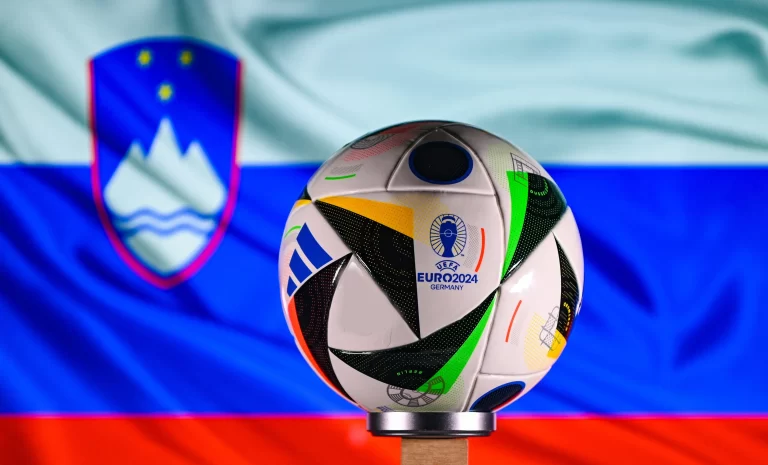 Bola da Eurocopa 2024 e bandeira da Eslovênia. Foto: Fifg/Alamy Stock Photo