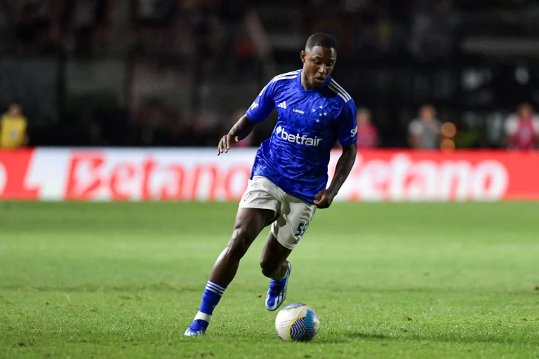 João Pedro, atacante do Cruzeiro. Foto: Thiago Ribeiro/AGIF/Sipa USA/Alamy Live News