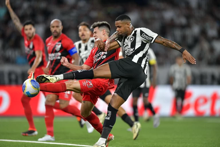 Botafogo x Athletico-PR, Brasileirão 2024. Foto: Thiago Ribeiro/AGIF/Alamy Live News