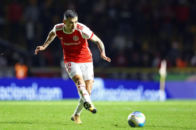 Charles Aránguiz, do Internacional. Foto: Heuler Andrey/DiaEsportivo/Alamy Live News