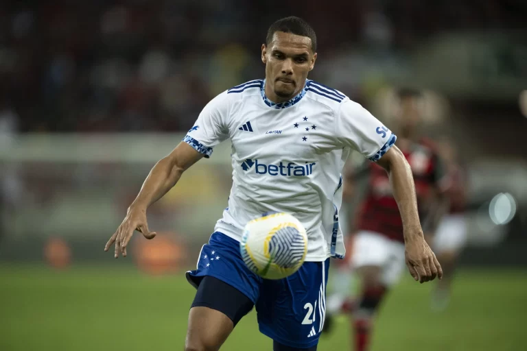 Neris, zagueiro do Cruzeiro. Foto: Jorge Rodrigues/AGIF/Alamy Live News