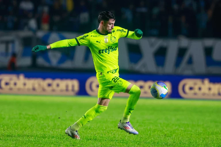 Joaquín Piquerez, lateral-esquerdo do Palmeiras. Foto: Luiz Erbes/AGIF/Alamy Live News