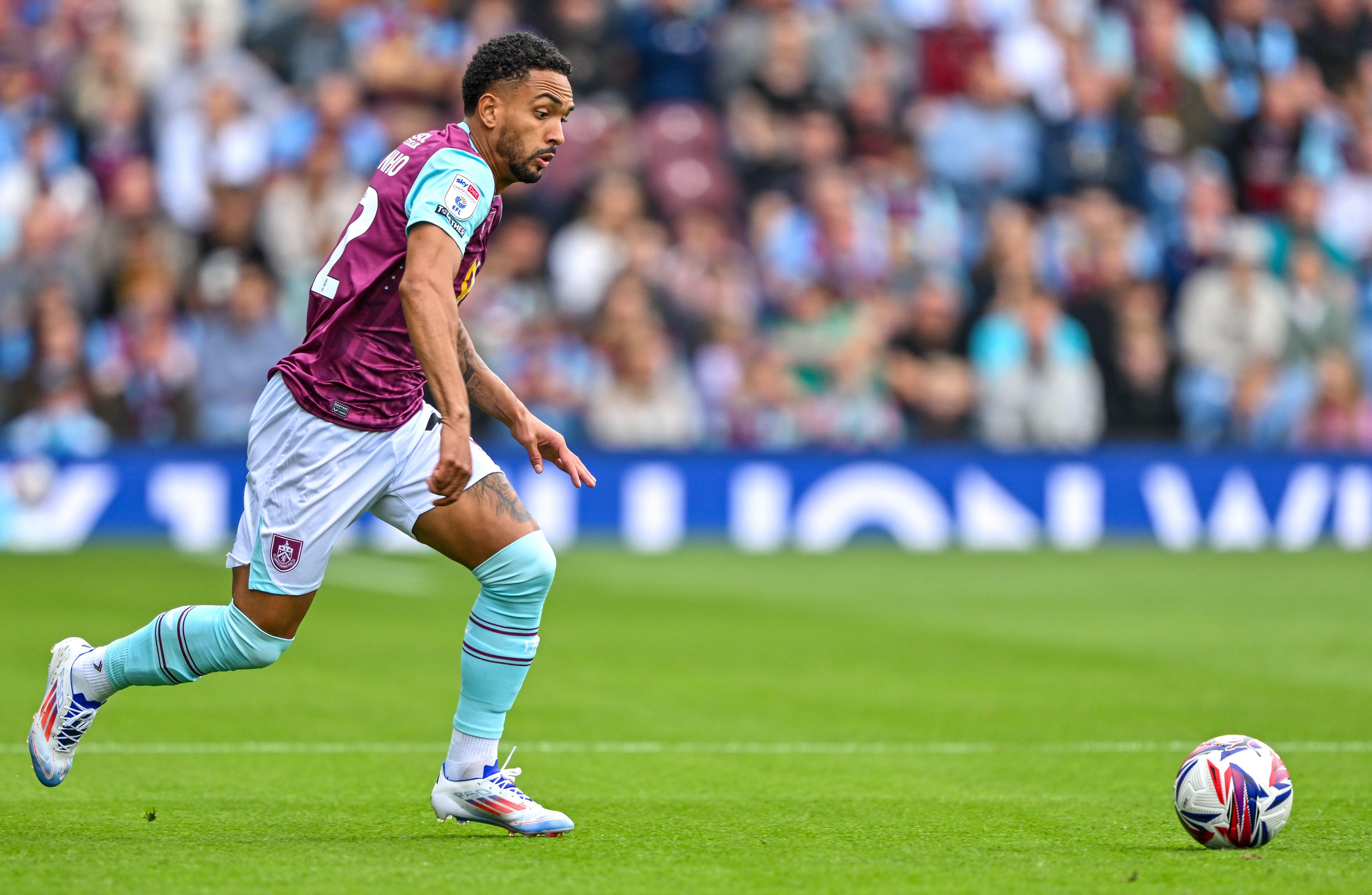 Vitinho atuando pelo Burnley