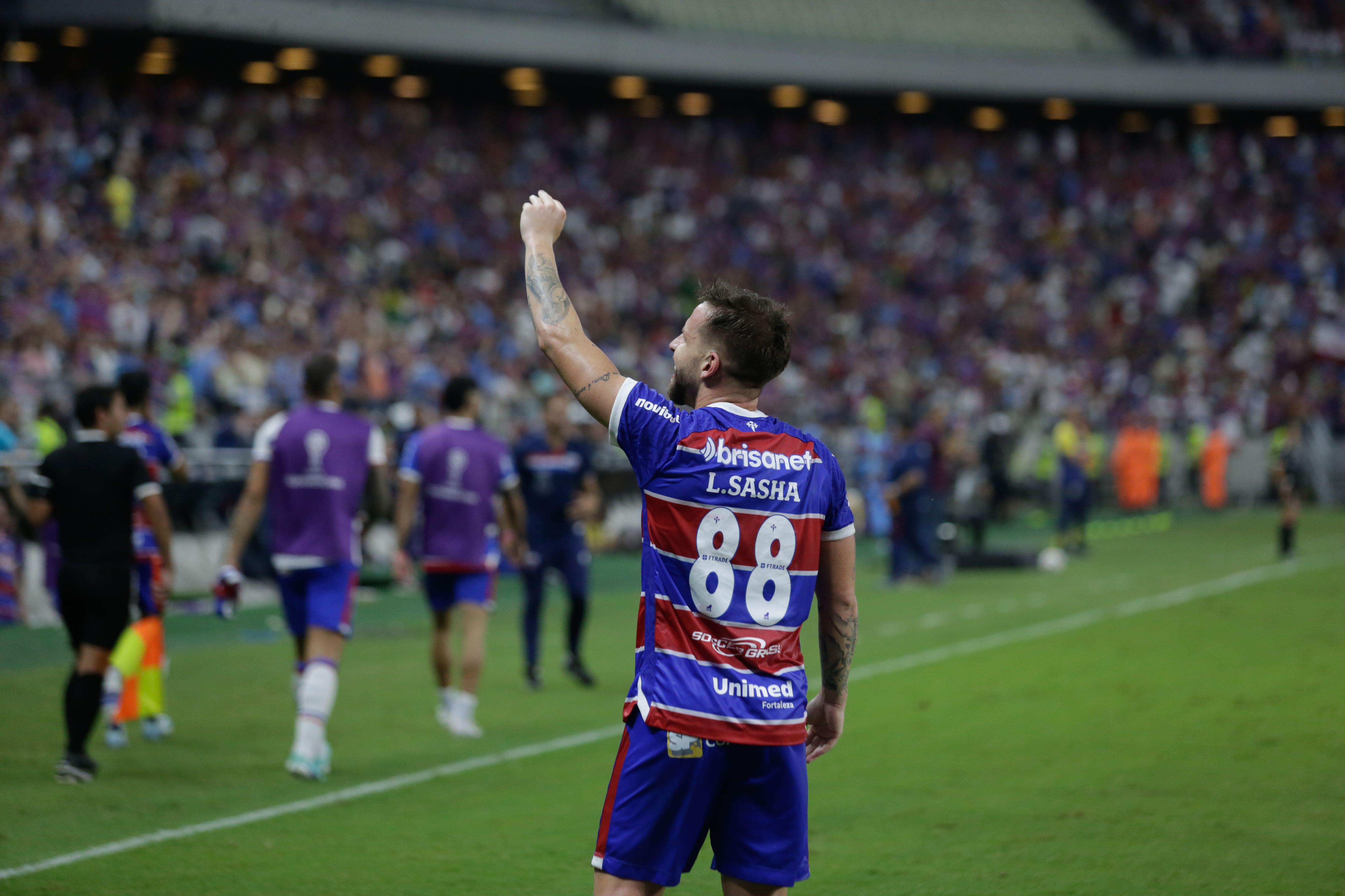 Sasha player from Fortaleza celebrates his goal during the match against Rosario Central at the Arena Castelao stadium for the 2024 South American Cup championship. Photo: Lucas Emanuel/AGIF