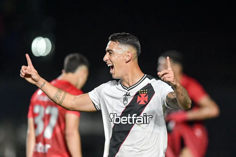 Puma Rodríguez, lateral-direito do Vasco. Foto: Thiago Ribeiro/AGIF/Alamy Live News