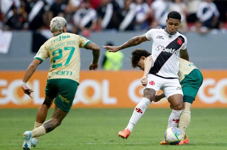 David, atacante do Vasco, disputa bola com Richard Ríos e Agustín Giay, do Palmeiras. Foto: Adalberto Marques/DiaEsportivo/Alamy Live News