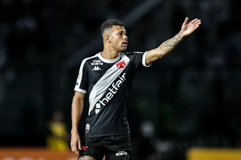 João Victor, zagueiro do Vasco. Foto: Thiago Ribeiro/AGIF/Alamy Live News