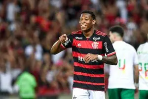 Gonzalo Plata, do Flamengo, está no centro da imagem sorrindo