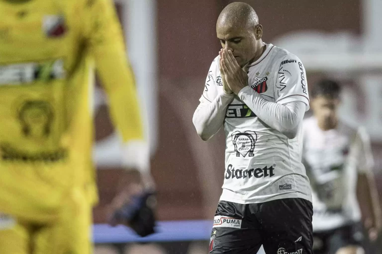 Claudinho, do Ituano, durante jogo contra o Vila Nova, na Série B 2024. Foto: Heber Gomes/AGIF/Sipa USA/Alamy Stock Photo