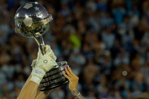 Troféu da Sul-Americana 2024. Foto: PHOTOxPHOTO/Alamy Stock Photo