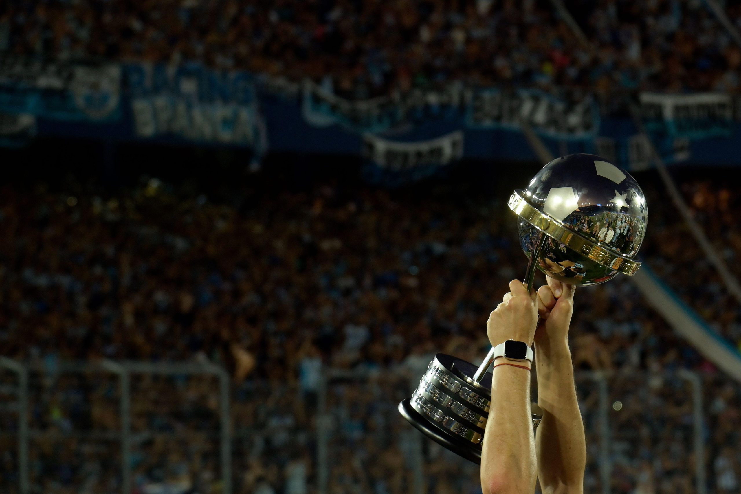 Troféu da Sul-Americana 2024. Foto: PHOTOxPHOTO/Alamy Stock Photo
