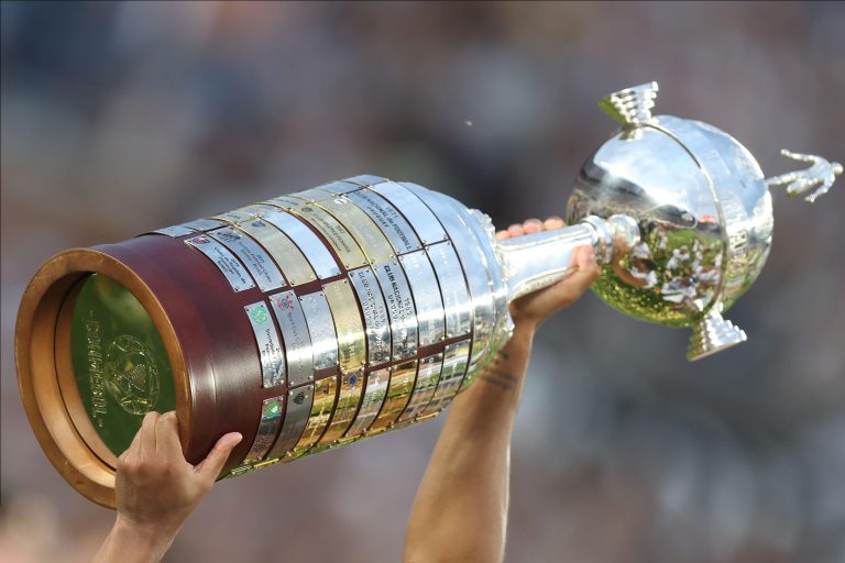 Taça da Libertadores 2024, conquistada pelo Botafogo. Foto: Miguel Marruffo/PRESSINPHOTO SPORTS AGENCY/Alamy Live News
