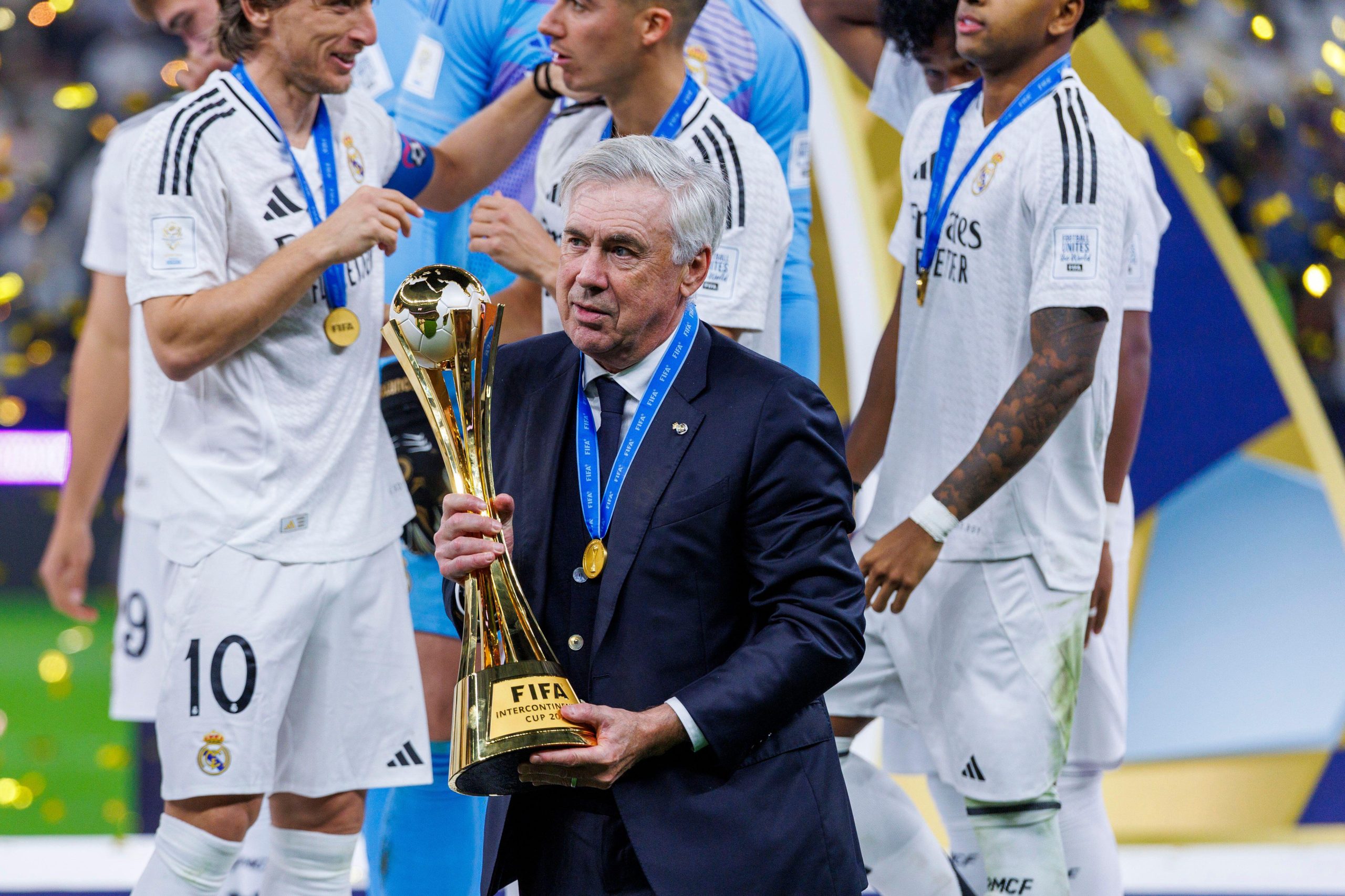 Carlo Ancelotti segura taça conquistada pelo Real Madrid
