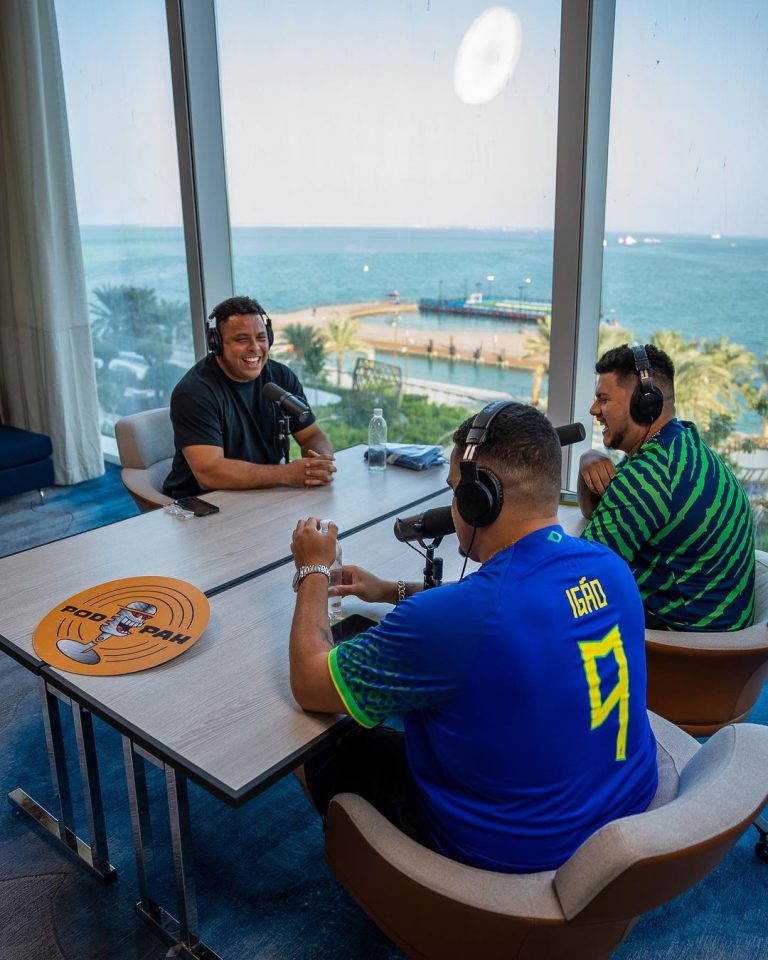 No Podpah, Ronaldo revelou que já tentou levar Ronaldinho Gaúcho para o Corinthians: “Assis me deu uma pernada”