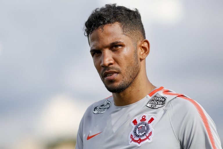 Ex-Corinthians anuncia aposentadoria aos 30 anos