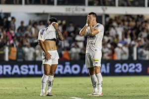 Santos rebaixado contra o Fortaleza — Foto: Abner Dourado/AGIF