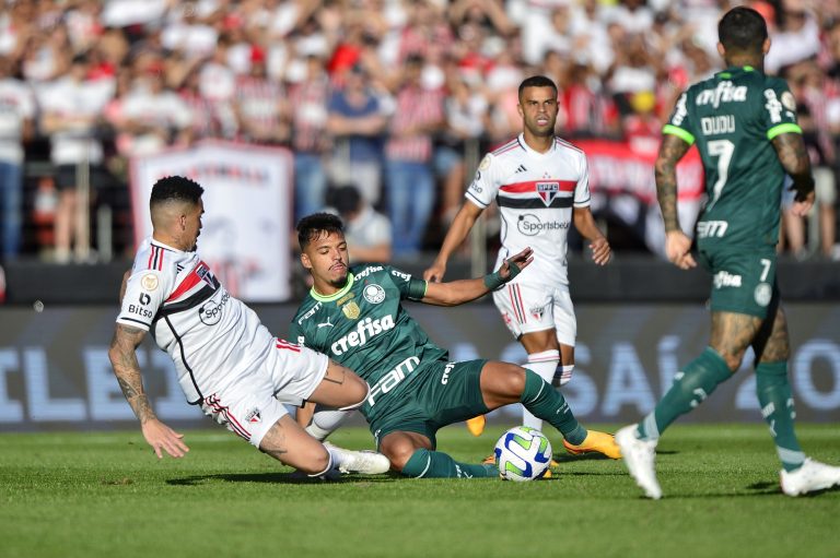 Gabriel Menino disputa bola com Luciano, no clássico São Paulo x Palmeiras - Foto: Renato Pizzutto / Band