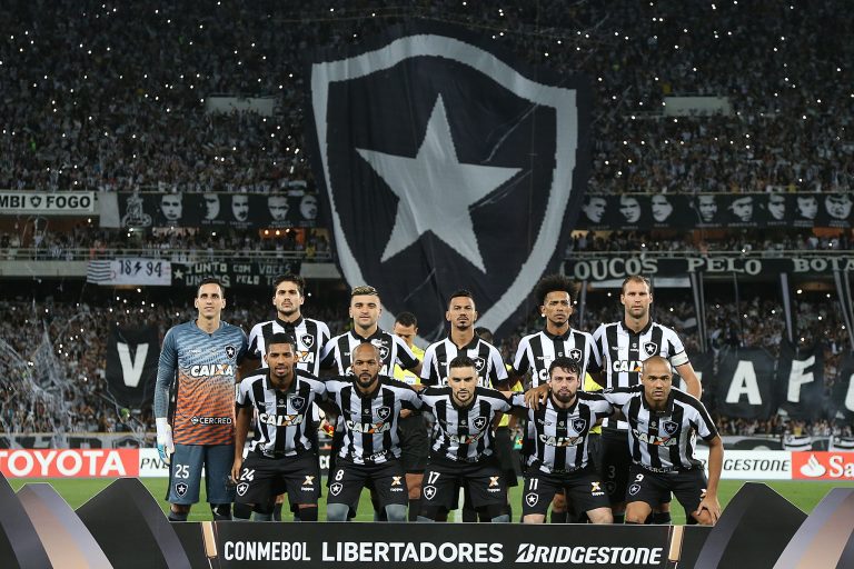 Jogadores do Botafogo perfilados antes de jogo pela Copa Libertadores