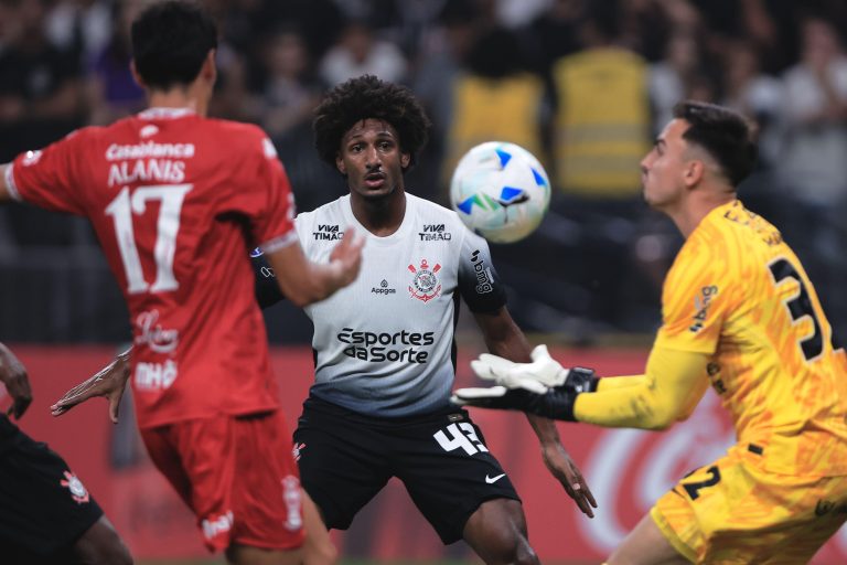 Corinthians x Huracán, jogadores disputam bola no jogo pela Sul-Americana 2025. Foto: Ettore Chiereguini/AGIF/Sipa USA/Alamy Live News