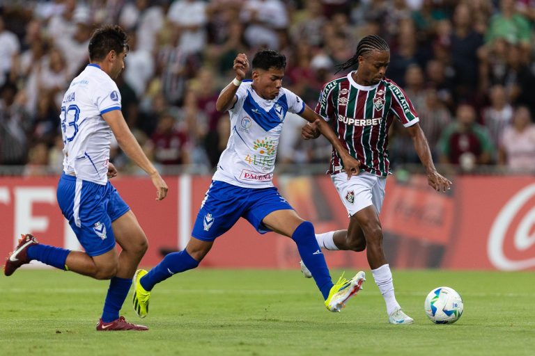 Jogadores disputam a bola durante partida entre Fluminense x Gualberto Villaroel San Jose, pela Sul-Americana 2025. Foto: Ruano Carneiro/ZUMA Press Wi