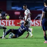 Jogadores disputam a bola em jogo São Paulo x Alianza Lima, pela Libertadores 2025. Foto: Fabio Giannelli/AGIF/Sipa USA/Alamy Live News