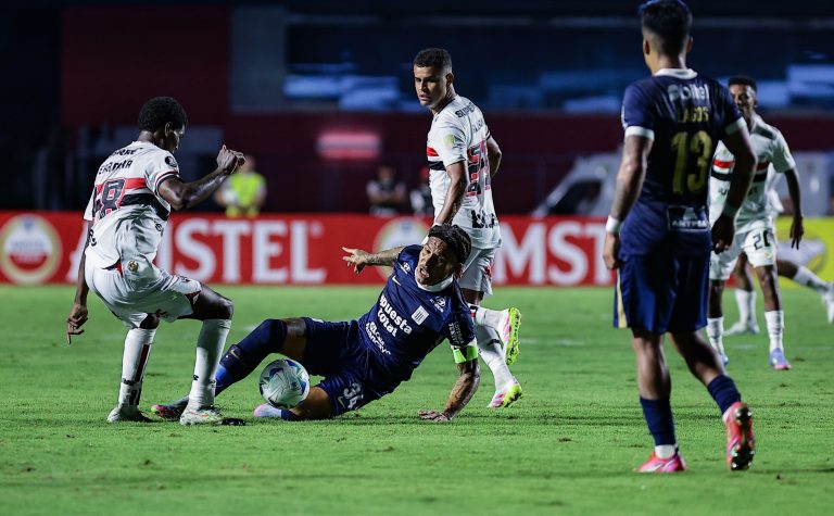 Jogadores disputam a bola em jogo São Paulo x Alianza Lima, pela Libertadores 2025. Foto: Fabio Giannelli/AGIF/Sipa USA/Alamy Live News