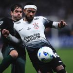Memphis Depay disputa bola com jogador do Racing-URU, em Corinthians x Racing-URU, pela 3ª rodada da Sul-Americana 2025. Foto: Ettore Chiereguini/AGI
