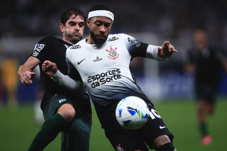 Memphis Depay disputa bola com jogador do Racing-URU, em Corinthians x Racing-URU, pela 3ª rodada da Sul-Americana 2025. Foto: Ettore Chiereguini/AGI