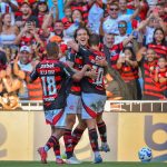 De La Cruz, Pedro e Arrascaeta comemoram gol do Flamengo no jogo contra o Corinthians, pelo Brasileirão 2025. Foto: Marcello Dias/DiaEsportivo/Alamy 