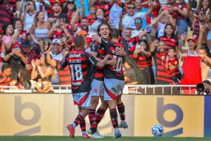 De La Cruz, Pedro e Arrascaeta comemoram gol do Flamengo no jogo contra o Corinthians, pelo Brasileirão 2025. Foto: Marcello Dias/DiaEsportivo/Alamy 