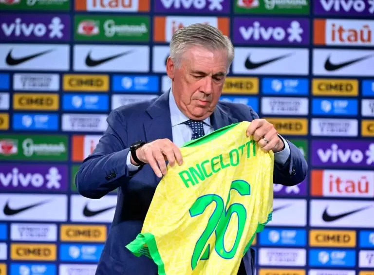 Carlo Ancelotti segura a camisa da Seleção Brasileira