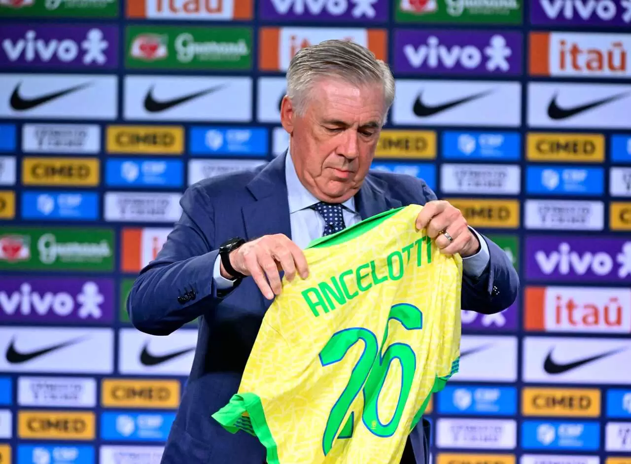 Carlo Ancelotti segura a camisa da Seleção Brasileira