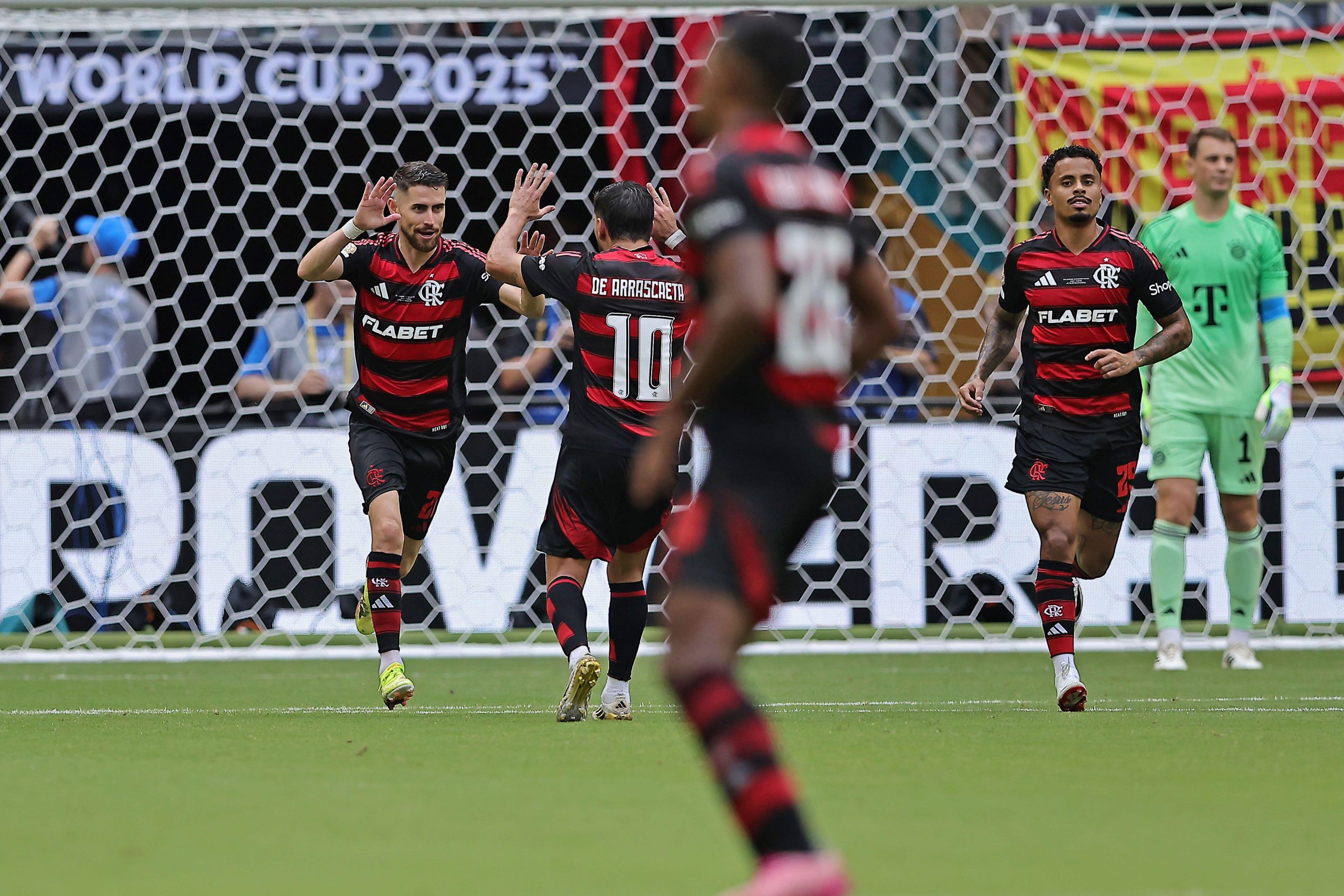 Jogadores do Flamengo comemoram gol durante o Mundial de Clubes, contra o Bayern de Munique. Foto: Action Plus Sports Images/Alamy Stock Photo