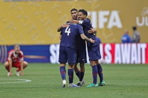 Lucas Beraldo, Hakimi e Marquinhos, do PSG, se abraçam após vitória sobre o Bayern de Munique, na Copa do Mundo de Clubes da Fifa 2025. Foto: Actio