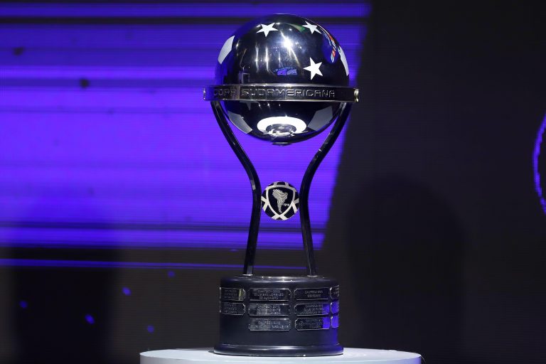 Troféu da Sul-Americana 2021. Foto: Nathalia Aguilar/POOL/ZUMA Press Wire