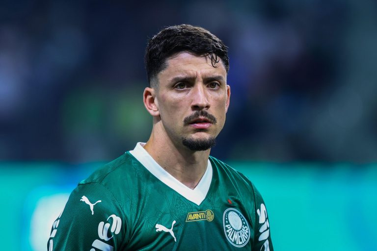 Joaquín Piquerez, lateral do Palmeiras. Foto: Marcello Zambrana/AGIF/Alamy Live News