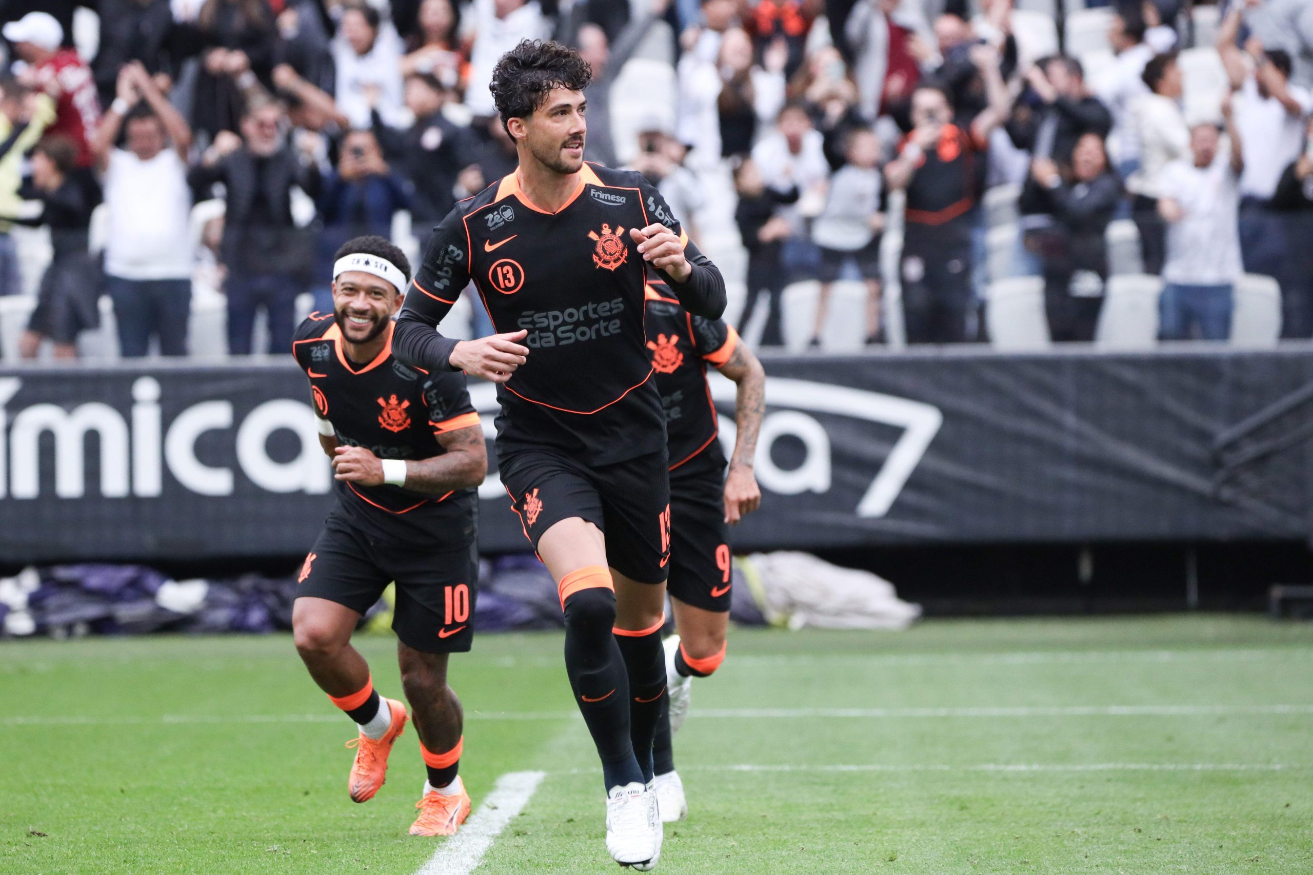 Gustavo Henrique e Memphis Depay, do Corinthians, comemoram gol no Brasileirão 2025. Foto: Brazil Photo Press/Alamy Live News