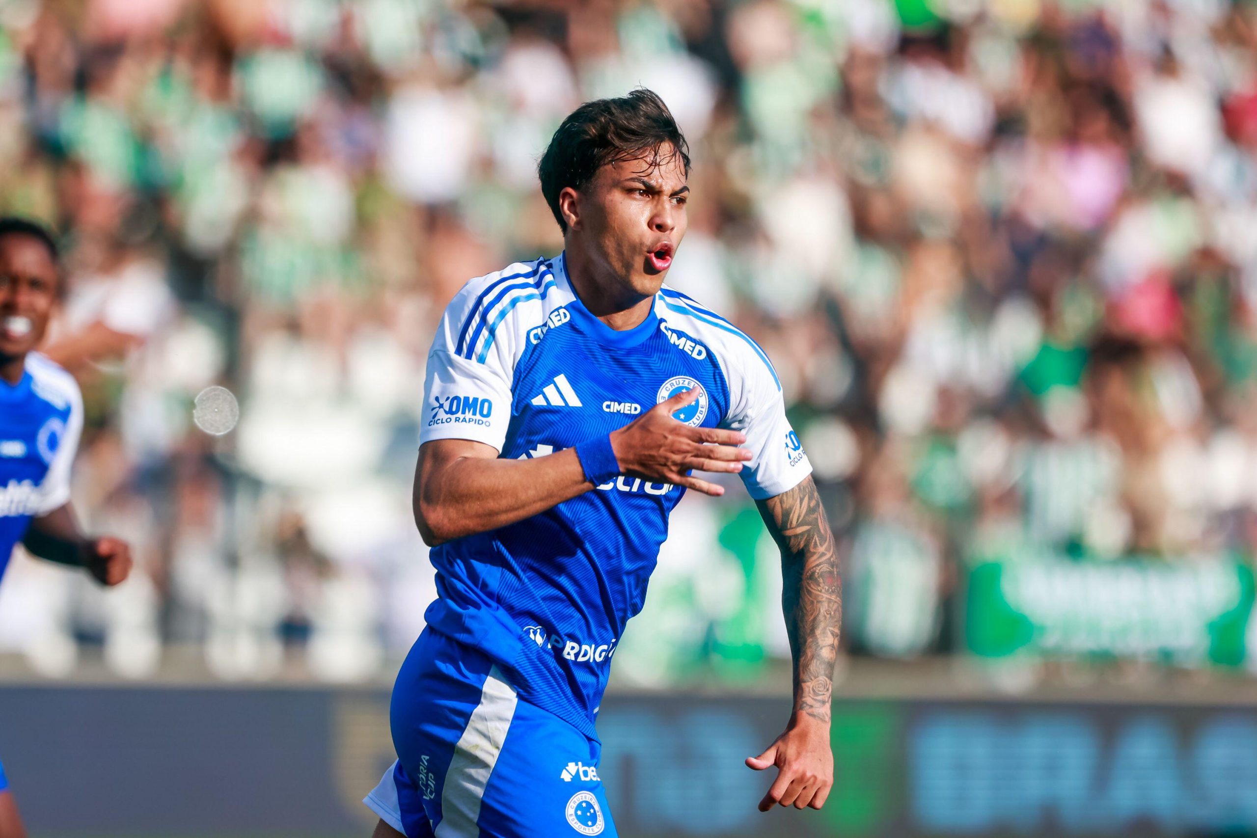 Kaio Jorge, do Cruzeiro, comemora gol contra o Juventude, em Caxias do Sul, no Brasileirão 2025. Foto: Luiz Erbes/AGIF/Sipa USA/Alamy Live News