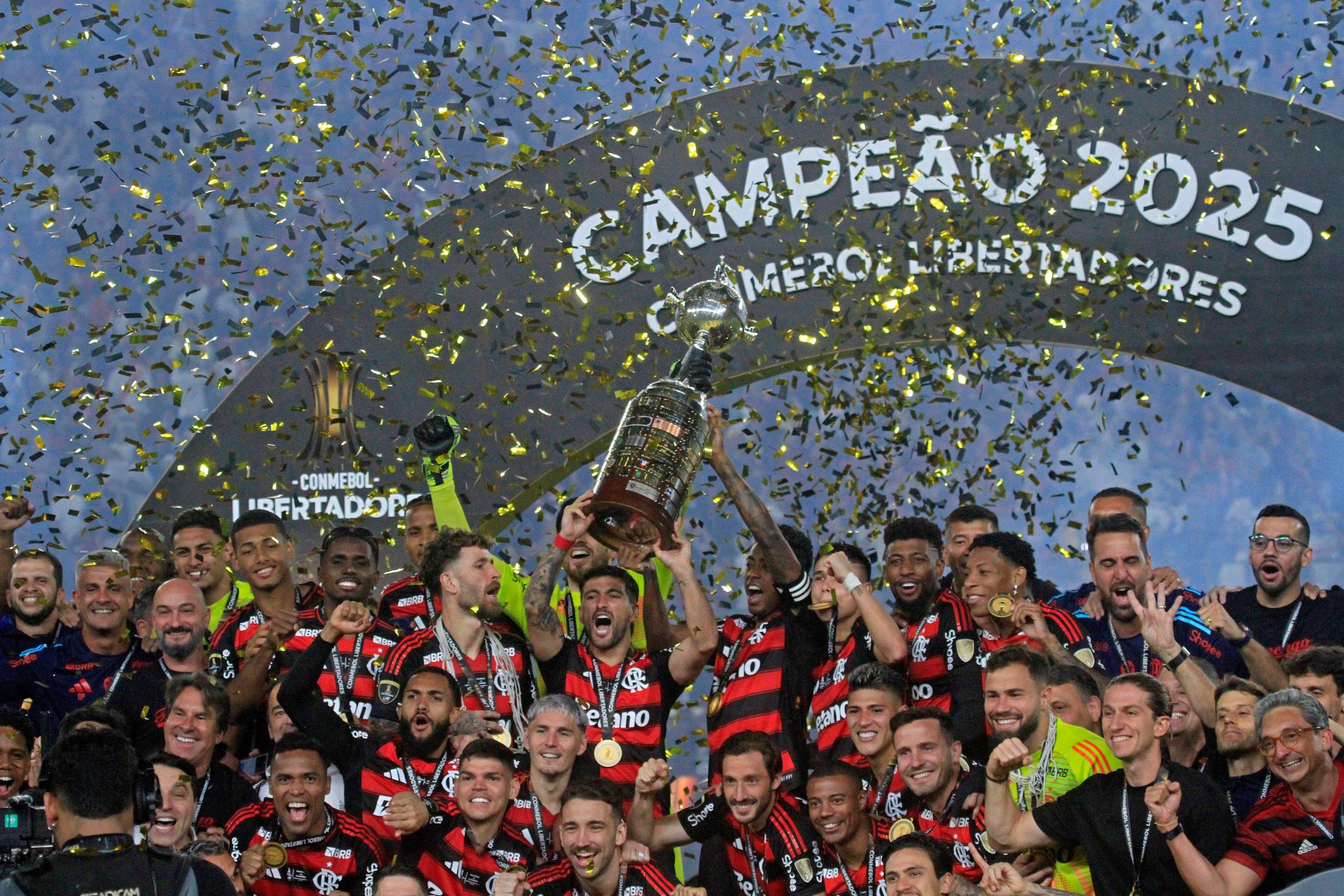 Time do Flamengo levanta a taça da Libertadores 2025. Foto: Pool Pelaez Burga/DiaEsportivo/Alamy Live News
