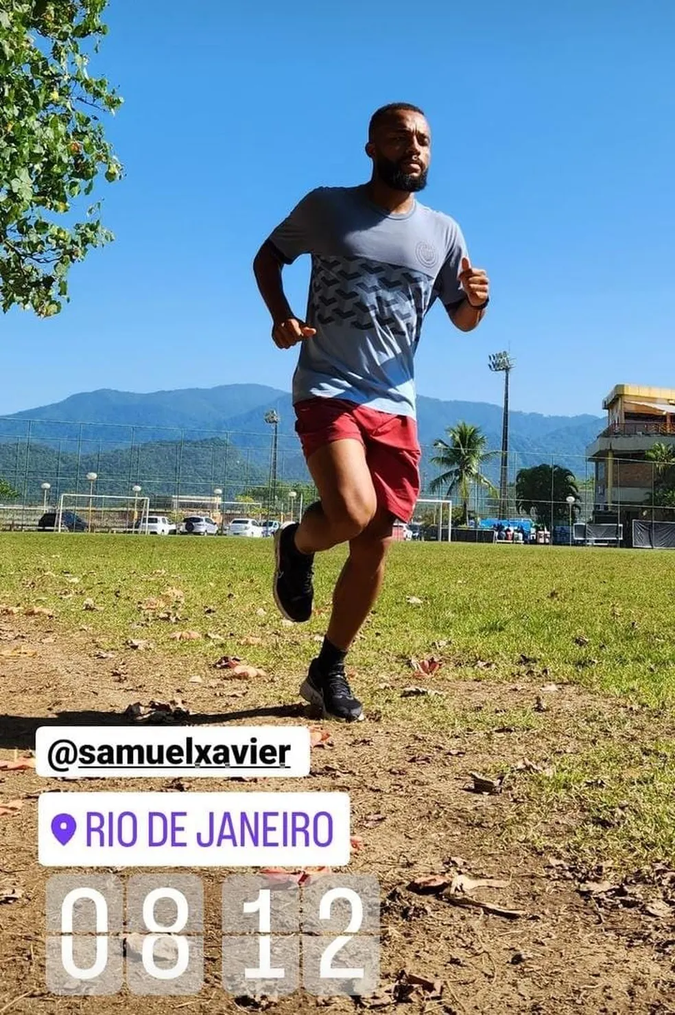 Samuel Xavier posta foto correndo durante férias do Fluminense