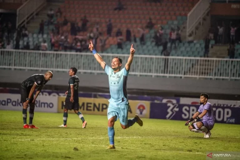 Ex-Corinthians, Lulinha marca e dá assistência na Indonésia