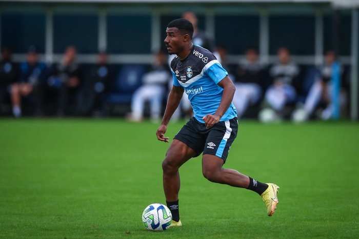 Cuiabano em treino do Grêmio.