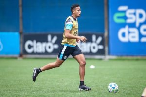 Gustavo Martins em treino do Grêmio.