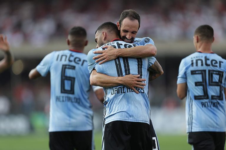 Jogadores do São Paulo comemoram gol em 2019