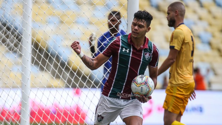 Evanilson comemora gol com a camisa do Fluminense